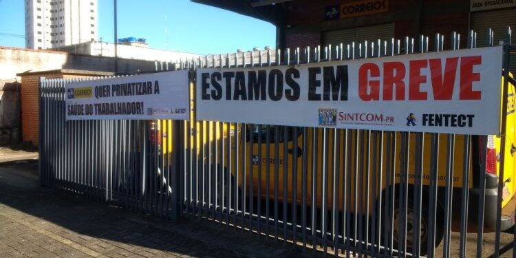 Funcionários dos Correios em Foz entram em greve
