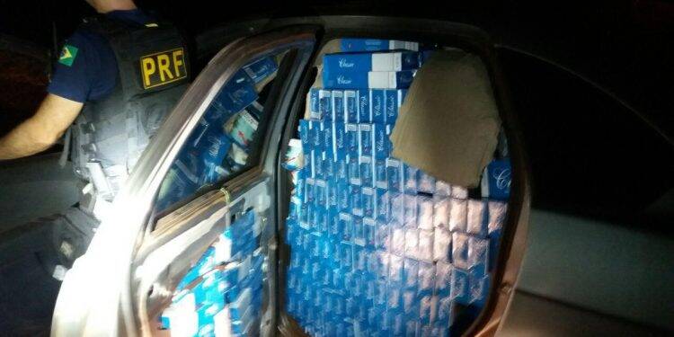 PRF apreende 30 mil carteiras de cigarro em carro furtado