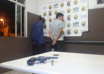Dupla é presa com arma na região da Vila A