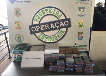 Receita apreende carro na Ponte da Amizade com notebooks e memórias no formato de K7