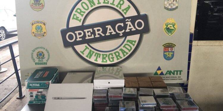 Receita apreende carro na Ponte da Amizade com notebooks e memórias no formato de K7