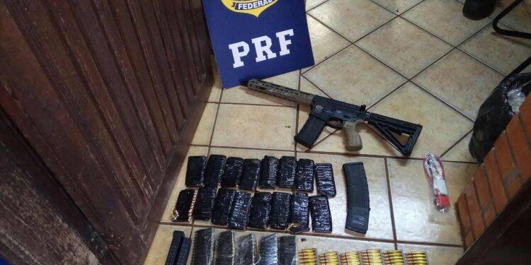 PRF apreende fuzil, mil munições e 400 quilos de maconha