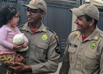 Socorristas dos bombeiros visitam criança salva em incêndio