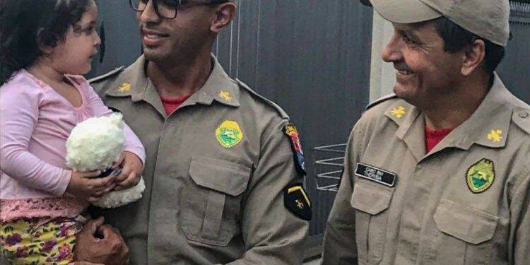 Socorristas dos bombeiros visitam criança salva em incêndio