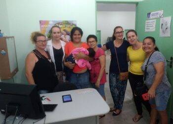 Pacientes protestam contra saída de médica de unidade de saúde