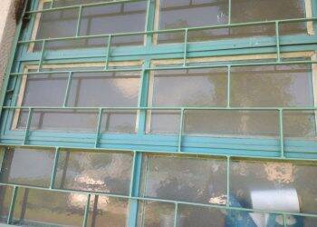 Após colocação de grades, janelas de posto de saúde não abrem