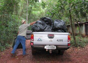 Mutirão em SMI retira duas toneladas de lixo no Lago de Itaipu