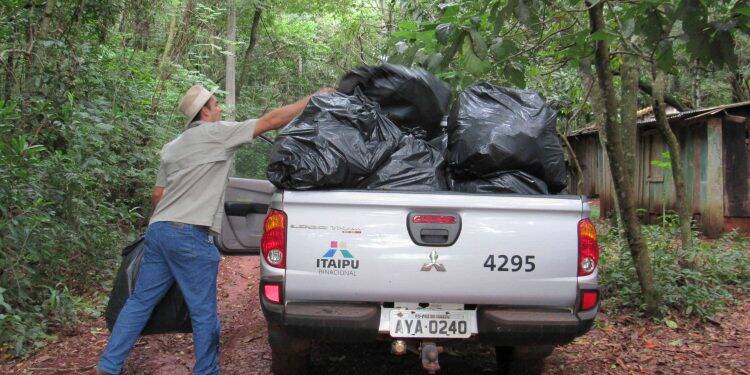 Mutirão em SMI retira duas toneladas de lixo no Lago de Itaipu