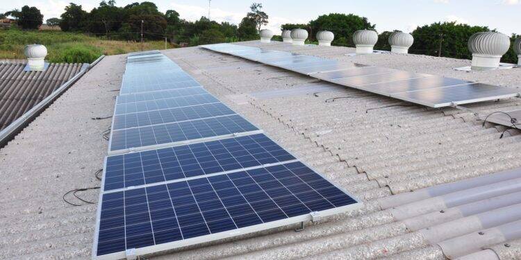 Associação de Catadores de Santa Terezinha utiliza luz solar para produzir energia