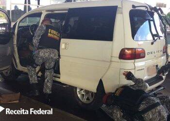 Van paraguaia com eletrônicos em fundo falso é apreendida na Ponte da Amizade