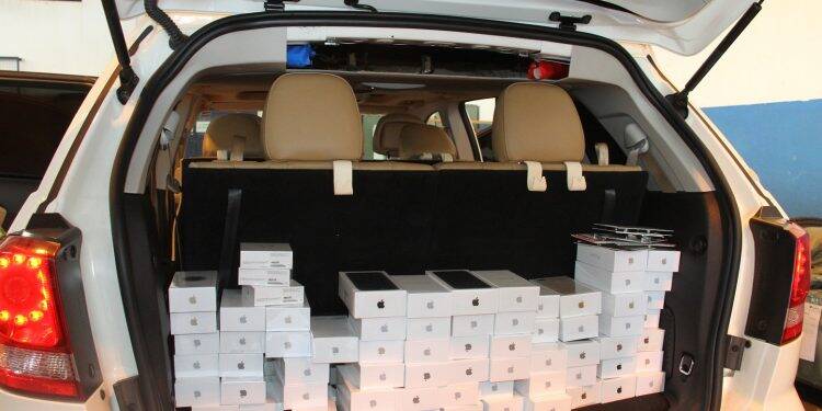 Carro de luxo é apreendido com R$ 120 mil em iPhones
