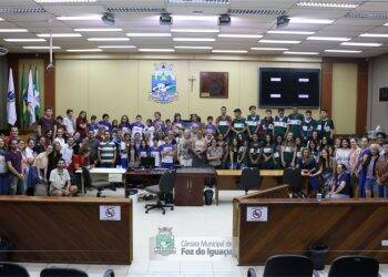 Em evento alusivo ao Dia Nacional da Libras, comunidade aborda dificuldades de comunicação e acessibilidade