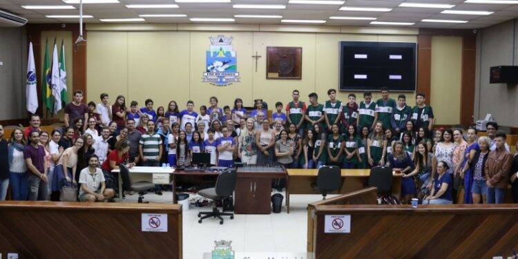 Em evento alusivo ao Dia Nacional da Libras, comunidade aborda dificuldades de comunicação e acessibilidade