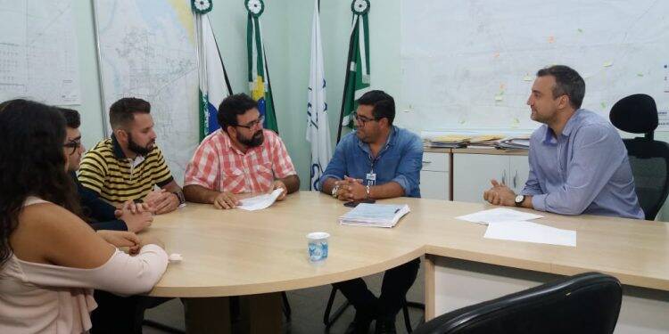 Motoristas do UBER entregam moção de repúdio ao Foztrans por apreensões