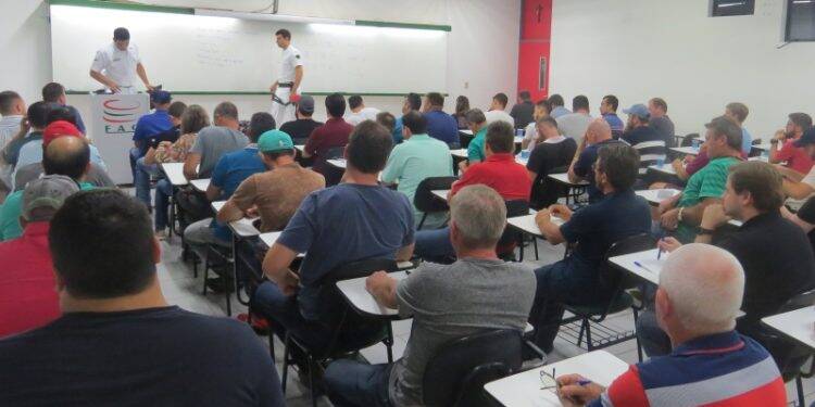 Marinha atende mais de 300 candidatos a condutores amadores no Oeste do Paraná