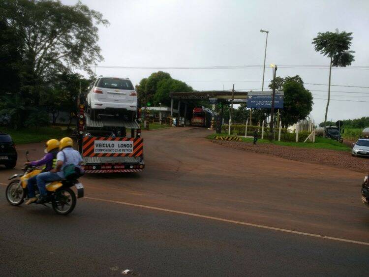 Greve de auditores já deixa caminhões parados na fronteira