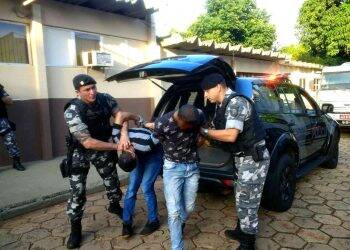 Dupla suspeita de assaltos na BR 277 é flagrada com menores em motel