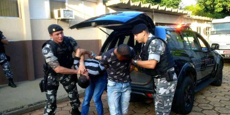 Dupla suspeita de assaltos na BR 277 é flagrada com menores em motel