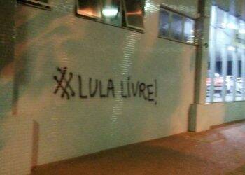 Fachadas de lojas amanhecem pichadas com a frase “Lula Livre”