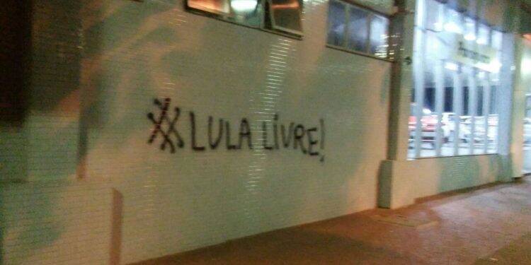 Fachadas de lojas amanhecem pichadas com a frase “Lula Livre”