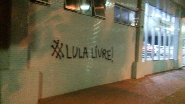 Fachadas de lojas amanhecem pichadas com a frase “Lula Livre”