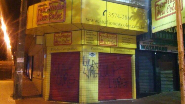 Fachadas de lojas amanhecem pichadas com a frase “Lula Livre”