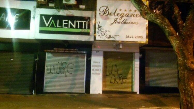 Fachadas de lojas amanhecem pichadas com a frase “Lula Livre”