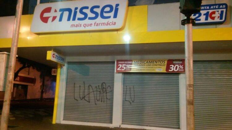 Fachadas de lojas amanhecem pichadas com a frase “Lula Livre”