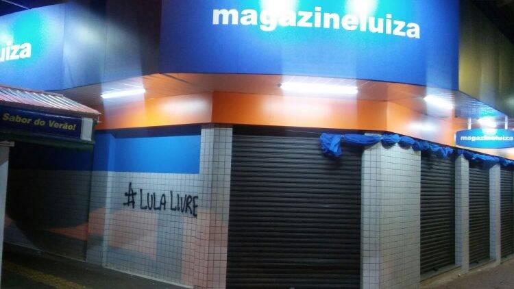 Fachadas de lojas amanhecem pichadas com a frase “Lula Livre”