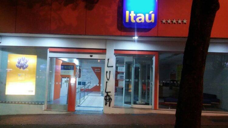 Fachadas de lojas amanhecem pichadas com a frase “Lula Livre”