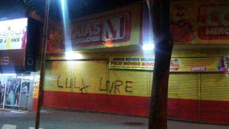 Fachadas de lojas amanhecem pichadas com a frase “Lula Livre”