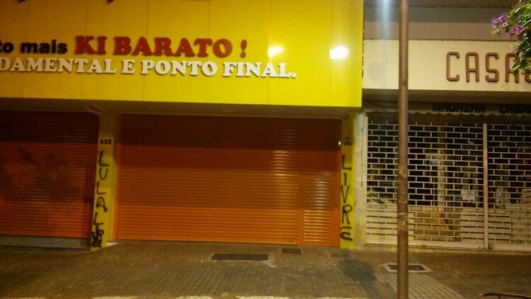 Fachadas de lojas amanhecem pichadas com a frase “Lula Livre”