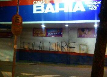 Fachadas de lojas amanhecem pichadas com a frase “Lula Livre”