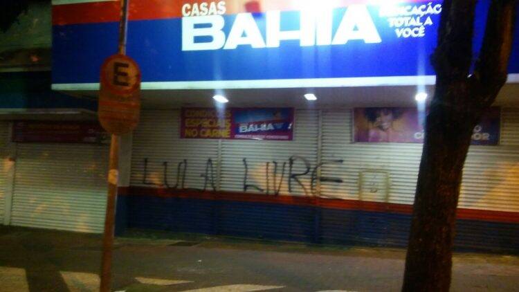 Fachadas de lojas amanhecem pichadas com a frase “Lula Livre”