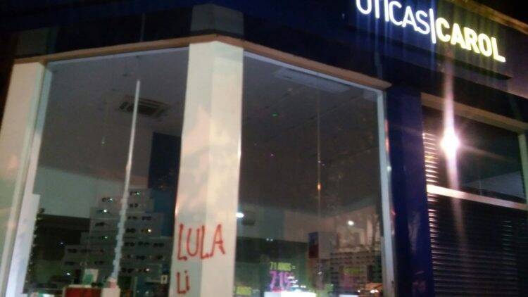 Fachadas de lojas amanhecem pichadas com a frase “Lula Livre”