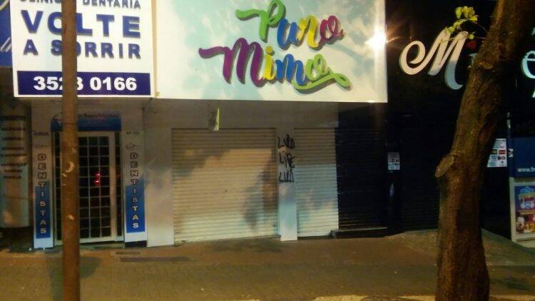 Fachadas de lojas amanhecem pichadas com a frase “Lula Livre”