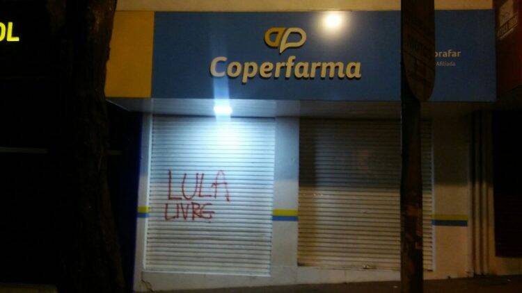 Fachadas de lojas amanhecem pichadas com a frase “Lula Livre”