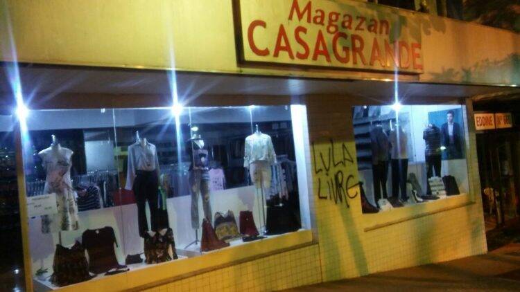 Fachadas de lojas amanhecem pichadas com a frase “Lula Livre”