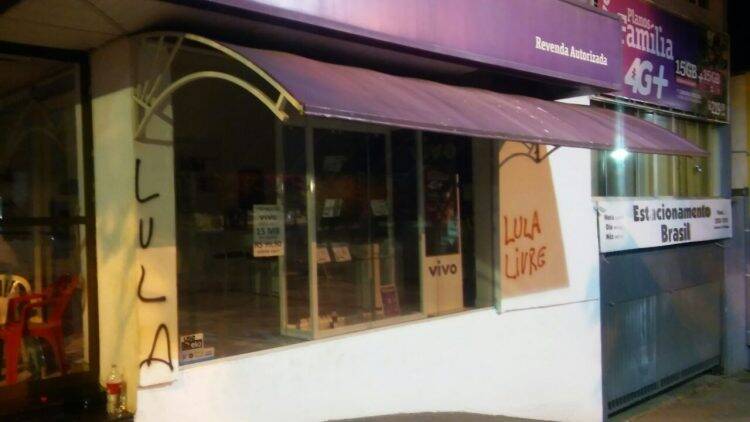 Fachadas de lojas amanhecem pichadas com a frase “Lula Livre”