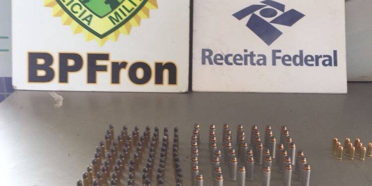 Munições foram apreendidas em van na Ponte da Amizade