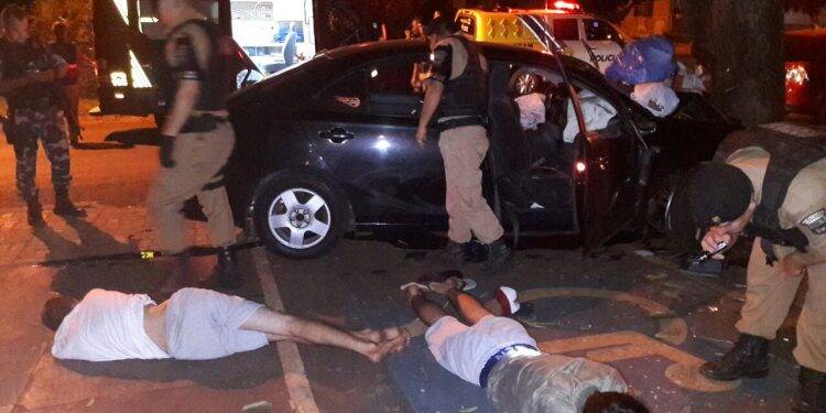 Adolescentes batem carro fugindo da polícia