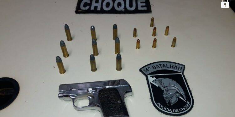 Rapaz é preso com arma sem porte e munições