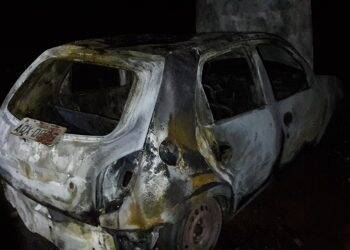 Carro de Curitiba foi abandonado e incendiado em Foz do Iguaçu