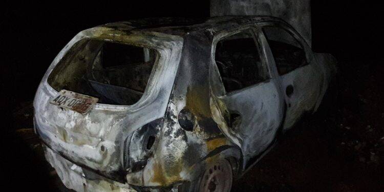 Carro de Curitiba foi abandonado e incendiado em Foz do Iguaçu