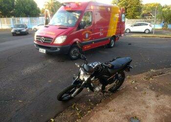 Acidente entre moto e ônibus deixa jovem ferida