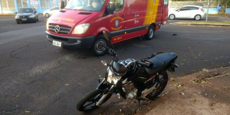 Acidente entre moto e ônibus deixa jovem ferida