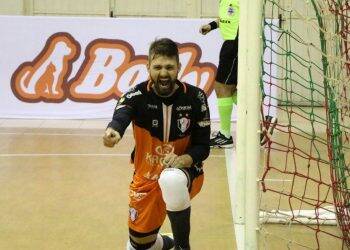 Foz joga bem mas perde para o Joinville
