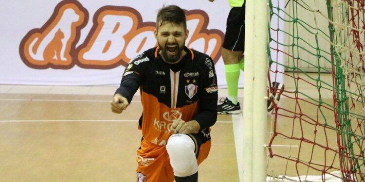 Foz joga bem mas perde para o Joinville