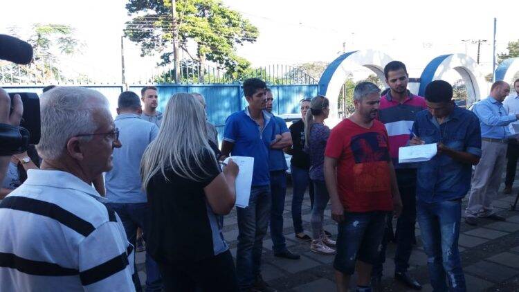 Motoristas do UBER entregam moção de repúdio ao Foztrans por apreensões