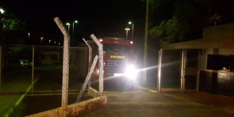 Bombeiros apagam incêndio em Penitenciária de Foz do Iguaçu